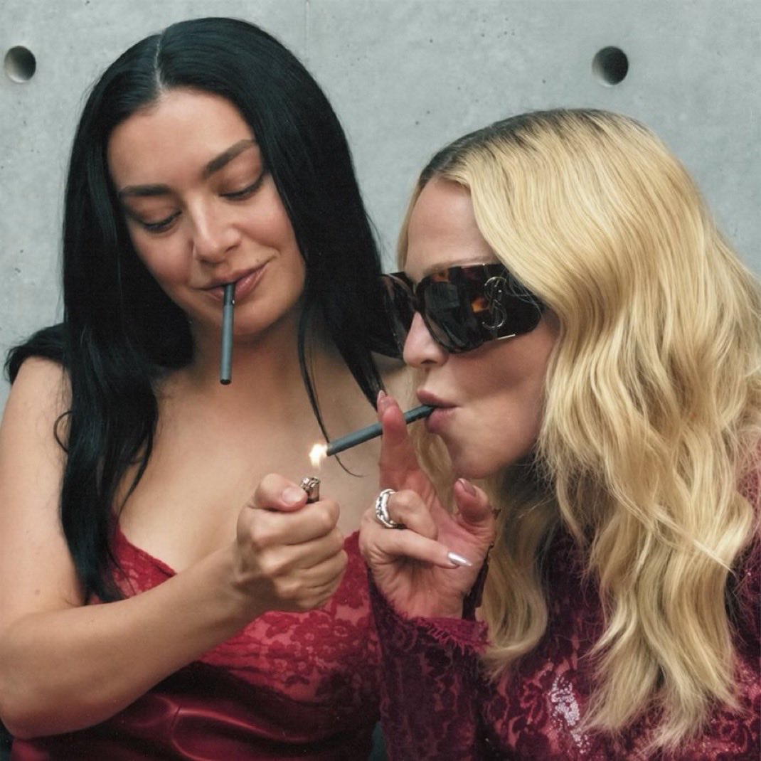 truslyxcx's tweet photo. Pqp os angels sempre estão do lado certo. Pode demorar, mas o mundo conspira a favor da Charli https://t.co/QS6iDkaHMn