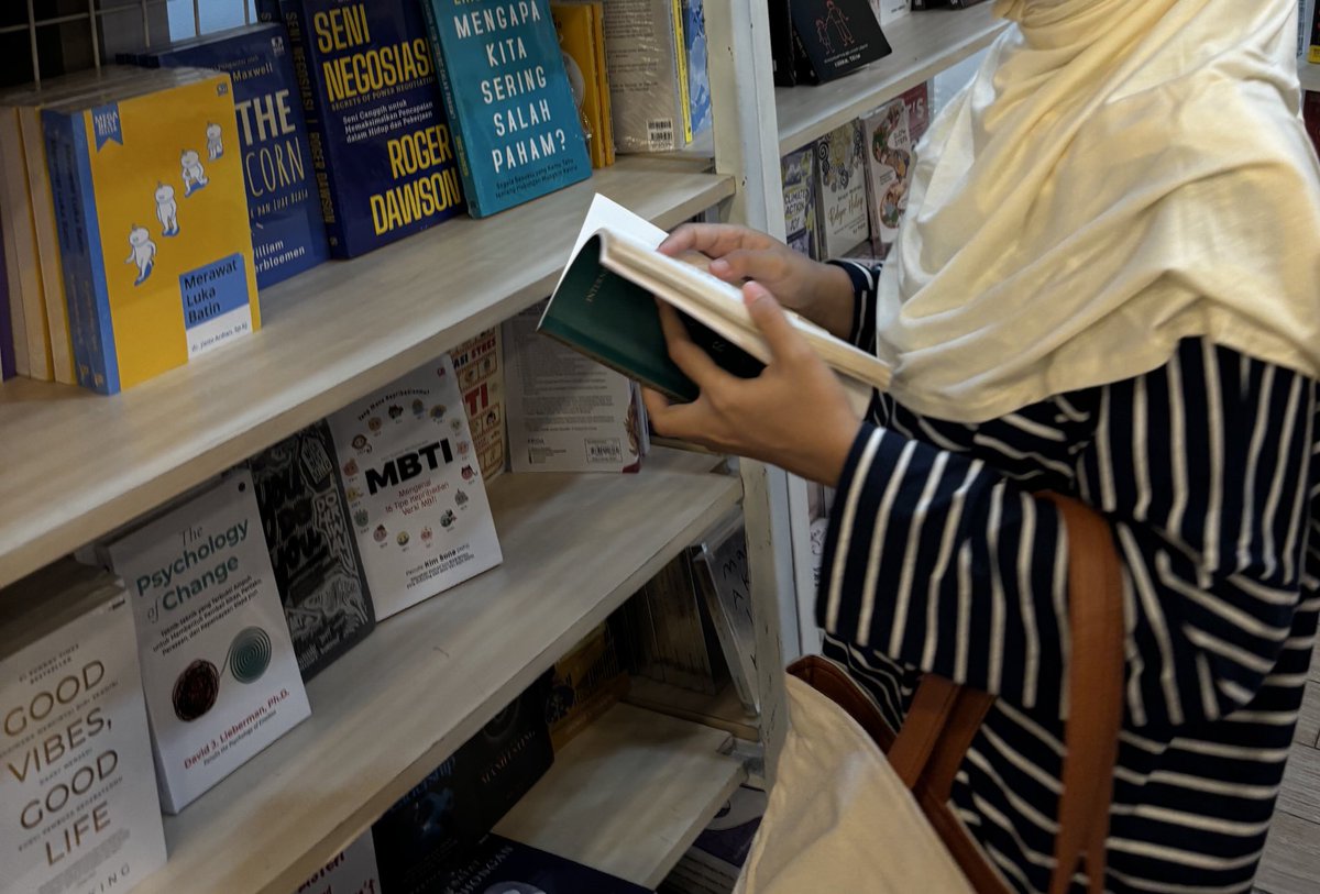 nnourdh's tweet photo. Oh to be surrounded by books https://t.co/RIqJQlbP95