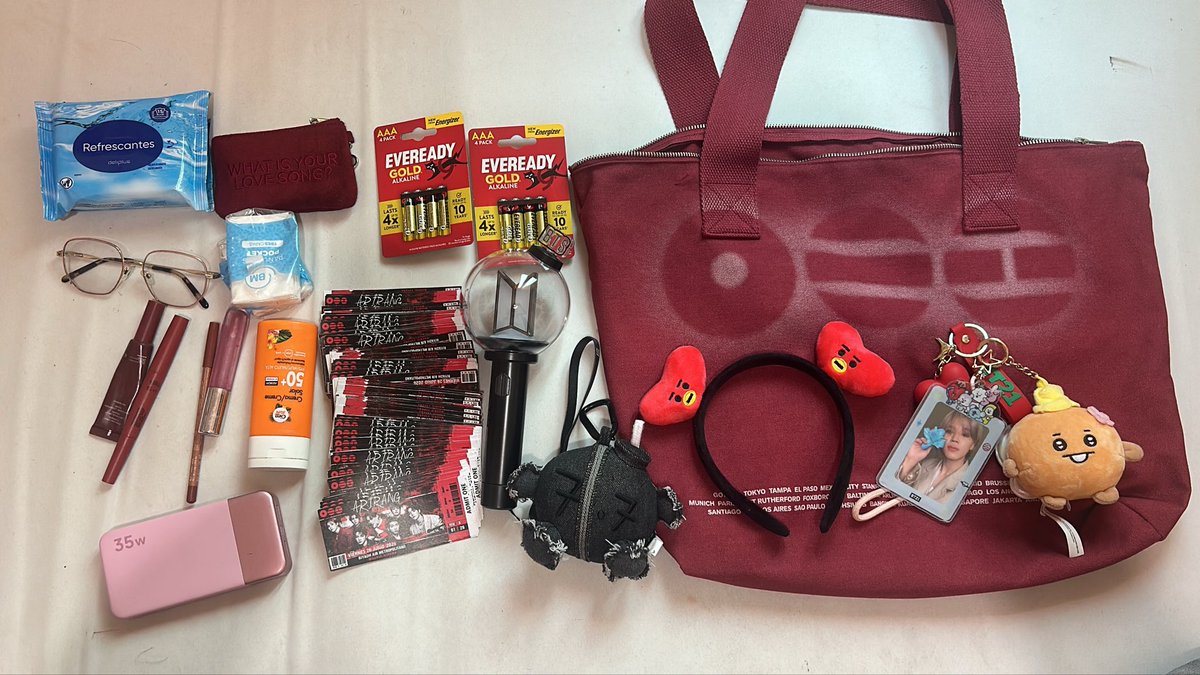 thvsugax's tweet photo. haul que voy a llevar mañana en mi bolso💕💕 https://t.co/8mciiVhVXw