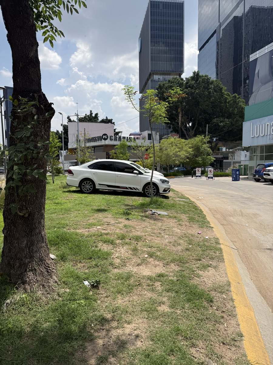 fafglez's tweet photo. Coches en banqueta y camellón/glorieta afuera de Didi (Av. Cvln. Jorge Álvarez del Castillo 1111, Country Club, 44610 Guadalajara, Jal.) @GdlMovilidad nos ayudan por favor? https://t.co/LDEVEWmYpo