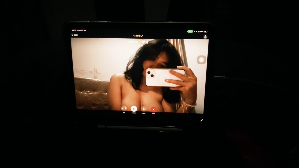 jvfckshit's tweet photo. when u have a prtty gf @owceanfz 
tips tidur nyenyak
1. call sm pacar
2. rutinitas malam https://t.co/m8graa5GNn