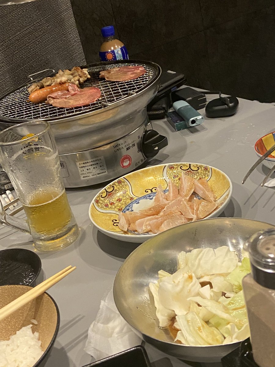 _ozuy's tweet photo. ユッケのビジュがいい
2件目にやっぱり謎のゲイバー
友達のボトルで安く済んだゾ https://t.co/jI3fnYKZsc