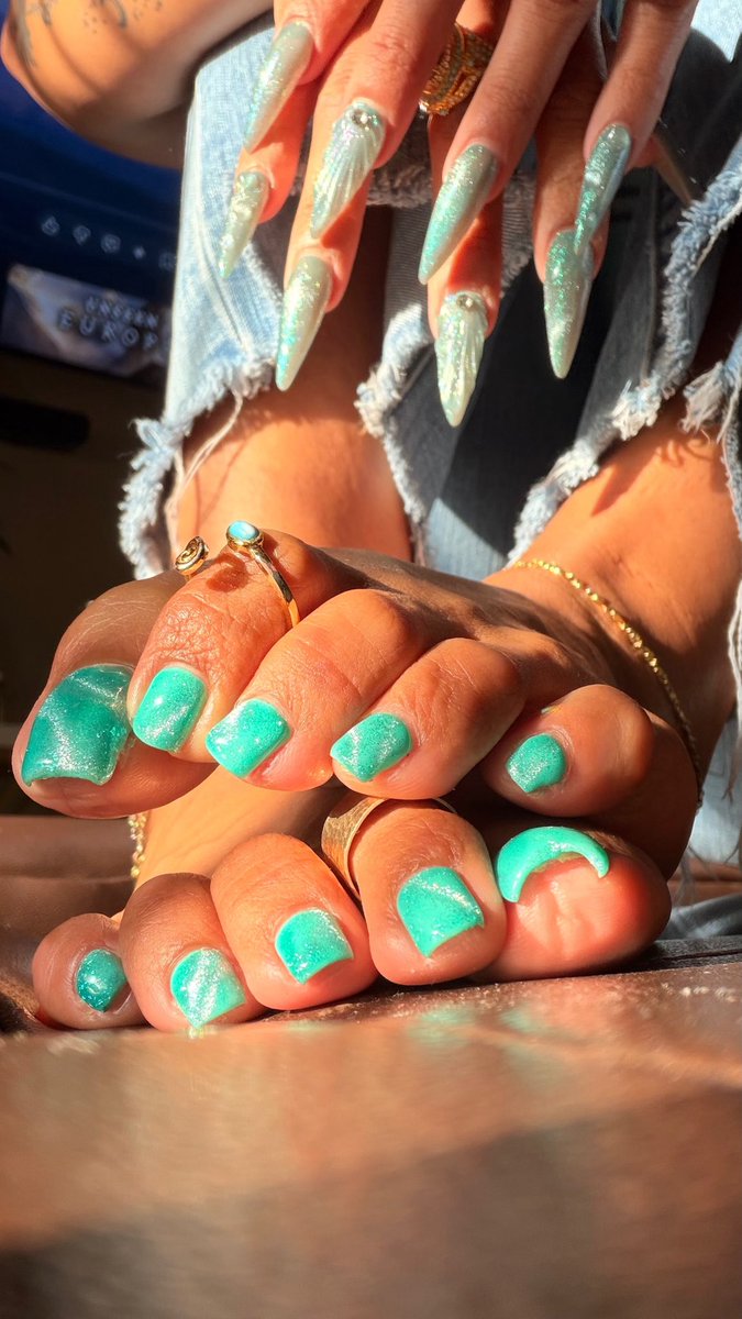 CaribbeanSolez's tweet photo. It’s like the Caribbean ocean at the tips of my toes https://t.co/ngQZfU8TmG