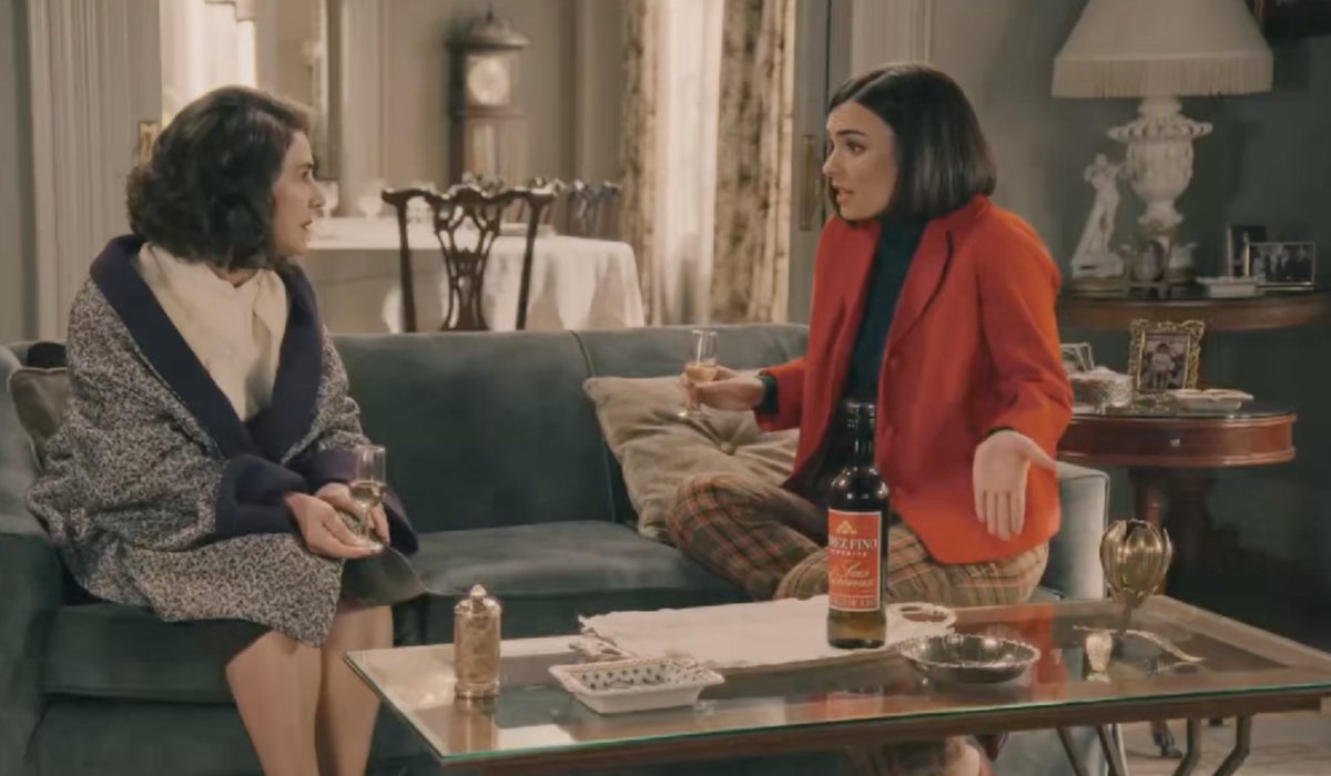 AusMafin's tweet photo. The last time EsaBianca called Fina made this exact face and then never called her back so Marta was just following her lead? I'm begging the writers for some continuity like I'll do anything #mafin https://t.co/QT89xl4mn8