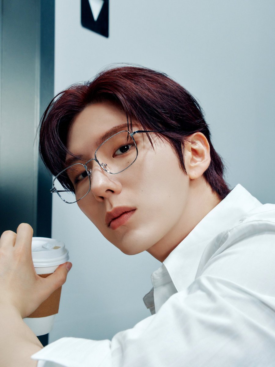 grin_zip's tweet photo. 솔직히? 이런 안경 안 어울리는 것 같은데… 그래서 더 꼴림 큼큼 // https://t.co/G8cQiK5TMX