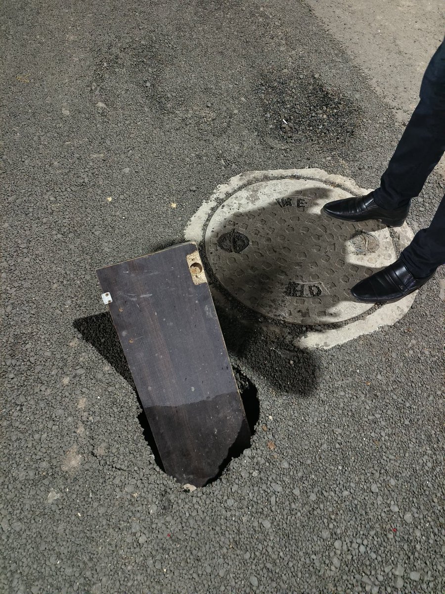 kks14rwa's tweet photo. @NMMConline
@NMMCCommr
Poor quality sewage pipeline restoration work in Sector 14, Koperkhairne has resulted in the road patch sinking on the very first day of the monsoon, posing a serious risk to commuters.  #NaviMumbai #RoadSafetyRules 

@CMOMaharashtra https://t.co/4fK7ifgn3Z