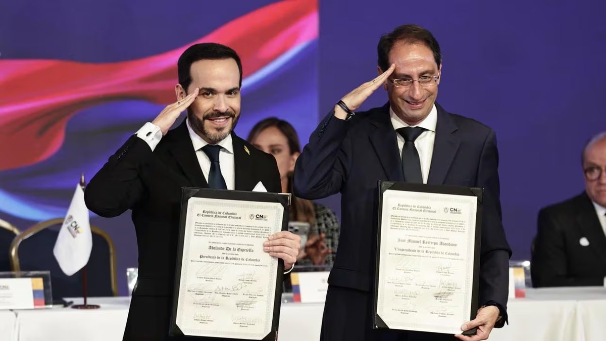 TELEMORISCOTV's tweet photo. 🚨 Abelardo De La Espriella recibió la credencial del CNE que oficializa su elección como presidente de Colombia para el periodo 2026-2030. Cepeda reconoció el resultado y anunció que ejercerá oposición desde el Senado.El nuevo Gobierno asumirá el próximo 7 de agosto. 🇨🇴 https://t.co/ikkMlOwxtz
