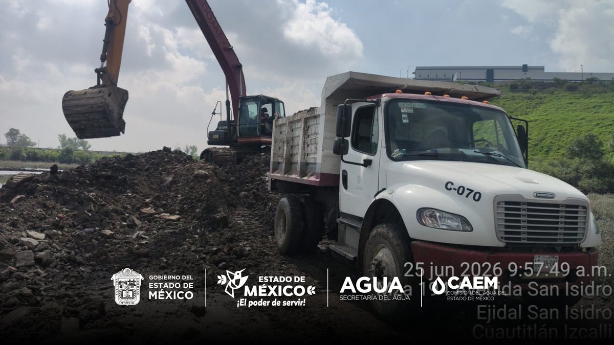 CAEM_EDOMEX's tweet photo. ✅👷🏻‍♂️ Prevenir también es dar mantenimiento.

La #CAEM continúa trabajando en la limpieza y desazolve de la presa El Ángulo, en #CuautitlánIzcalli, para fortalecer la capacidad de conducción y regulación del agua durante la presente temporada de lluvias.

#SomosCAEM https://t.co/pqO8nuEx8N