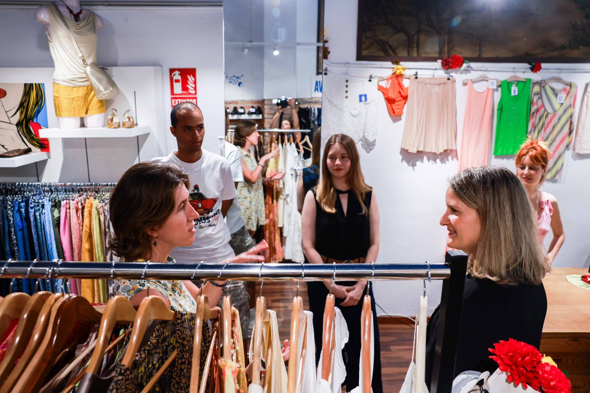 monicambravo's tweet photo. 👖 He visitat Rescatem, el projecte d’inserció sociolaboral d’AFATRAC, una iniciativa que ofereix a joves amb trastorns de conducta un espai on adquirir habilitats laborals i socials a través de l’experiència pràctica i l’acompanyament. AFATRAC fa una tasca imprescindible donant suport a persones amb trastorns greus de conducta i a les seves famílies, generant xarxes d’ajuda, orientació i acompanyament davant situacions de gran complexitat.

👉 Durant la visita hem compartit les actuacions que estem impulsant per reforçar l’atenció a adolescents i joves amb necessitats de suport intensiu. Amb la creació i ampliació de 161 places residencials especialitzades i el desplegament de nous recursos d’acompanyament i suport a les famílies, continuem avançant per oferir més respostes, més suport i una atenció adaptada a cada realitat.

#ElGovernDeTothom
