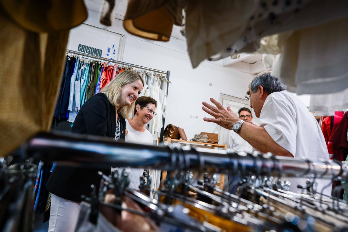 monicambravo's tweet photo. 👖 He visitat Rescatem, el projecte d’inserció sociolaboral d’AFATRAC, una iniciativa que ofereix a joves amb trastorns de conducta un espai on adquirir habilitats laborals i socials a través de l’experiència pràctica i l’acompanyament. AFATRAC fa una tasca imprescindible donant suport a persones amb trastorns greus de conducta i a les seves famílies, generant xarxes d’ajuda, orientació i acompanyament davant situacions de gran complexitat.

👉 Durant la visita hem compartit les actuacions que estem impulsant per reforçar l’atenció a adolescents i joves amb necessitats de suport intensiu. Amb la creació i ampliació de 161 places residencials especialitzades i el desplegament de nous recursos d’acompanyament i suport a les famílies, continuem avançant per oferir més respostes, més suport i una atenció adaptada a cada realitat.

#ElGovernDeTothom