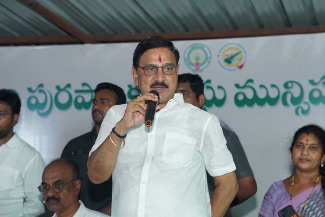 BjpVarma's tweet photo. తాడేపల్లిగూడెం పురపాలక సంఘం ఆధ్వర్యంలో నూతనంగా ఏర్పాటైన ‘ఫుడ్ కోర్టు’ను స్థానిక ఎమ్మెల్యే, విప్ బొలిశెట్టి శ్రీనివాస్ గారితో కలిసి ప్రారంభించాను.

​పెద్ద నగరాలకే పరిమితమైన “ఫుడ్ స్ట్రీట్” కల్చర్‌ను తాడేపల్లిగూడెంకు తీసుకురావడం ఎంతో ఆనందదాయకం. ఆహార ప్రియుల కోసం ఒకేచోట 49 షాపులను ఏర్పాటు చేయించి ఈ ప్రాంతాన్ని ఎమ్మెల్యే బొలిశెట్టి శ్రీనివాస్ గారు అద్భుతంగా తీర్చిదిద్దారు.

@bjp4andhra @bjp4india @narendramodi @ncbn @pawankalyan @bolisettisrinu 

#bjpvarma #sabkasaathsabkavikas #bolisettisrinivas #tadepalligudem