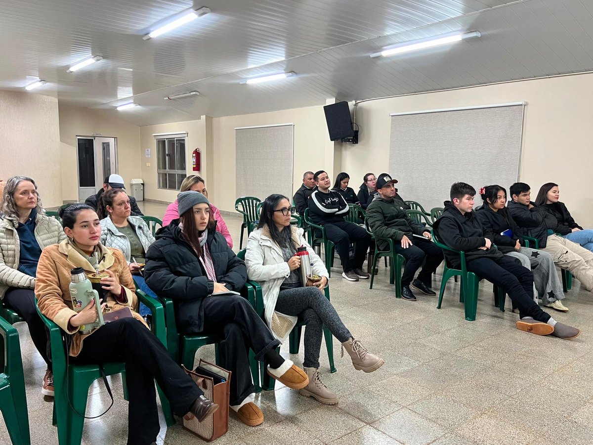 Senatur_Py's tweet photo. ¡Avanzamos con paso firme hacia la Calidad en Destino! 🇵🇾✨

​En el marco de la adhesión de la ciudad de Bella Vista al Sistema Nacional de Calidad Turística - Eje Destino, se llevó a cabo con éxito la presentación de los procedimientos de inscripción para Guías de Turismo.

​Esta destacada jornada fue organizada de manera conjunta por la Secretaría Nacional de Turismo (SENATUR) y la Municipalidad de Bella Vista, con el valioso apoyo de la Gobernación de Itapúa.

​Durante el encuentro, los guías idóneos y empíricos del sector conocieron en detalle los pasos y requisitos clave para formalizar su actividad, alineándose así a los estándares de excelencia y competitividad que el destino proyecta.

​Agradecemos profundamente a todos los profesionales que asistieron. Su compromiso es el motor principal para seguir impulsando el desarrollo turístico local de la mano de la formalización. 🤝💼