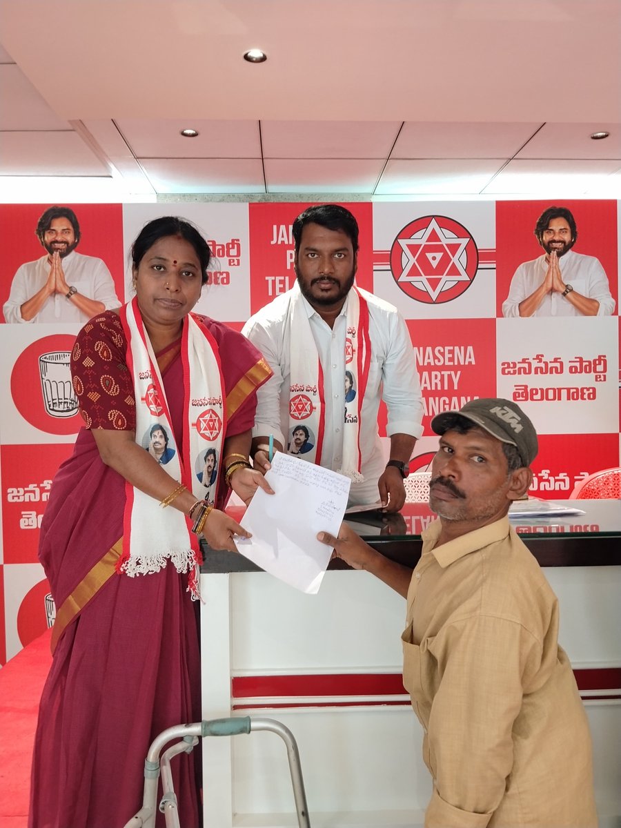 JSPTelangana's tweet photo. జనసేన పార్టీ రాష్ట్ర కార్యాలయంలో నిర్వహించిన "జనవాణి" కార్యక్రమంలో పార్టీ నాయకులు ప్రజల నుంచి వినతిపత్రాలు, ఫిర్యాదులు స్వీకరించి వారి సమస్యలను ఓర్పుగా విన్నారు. సమస్యల పరిష్కారం కోసం కృషి చేస్తామని నాయకులు హామీ ఇచ్చారు.

#JanaVaaniJanaSenaBharosa #JanaSenaTelangana https://t.co/hfsxiLvfOs