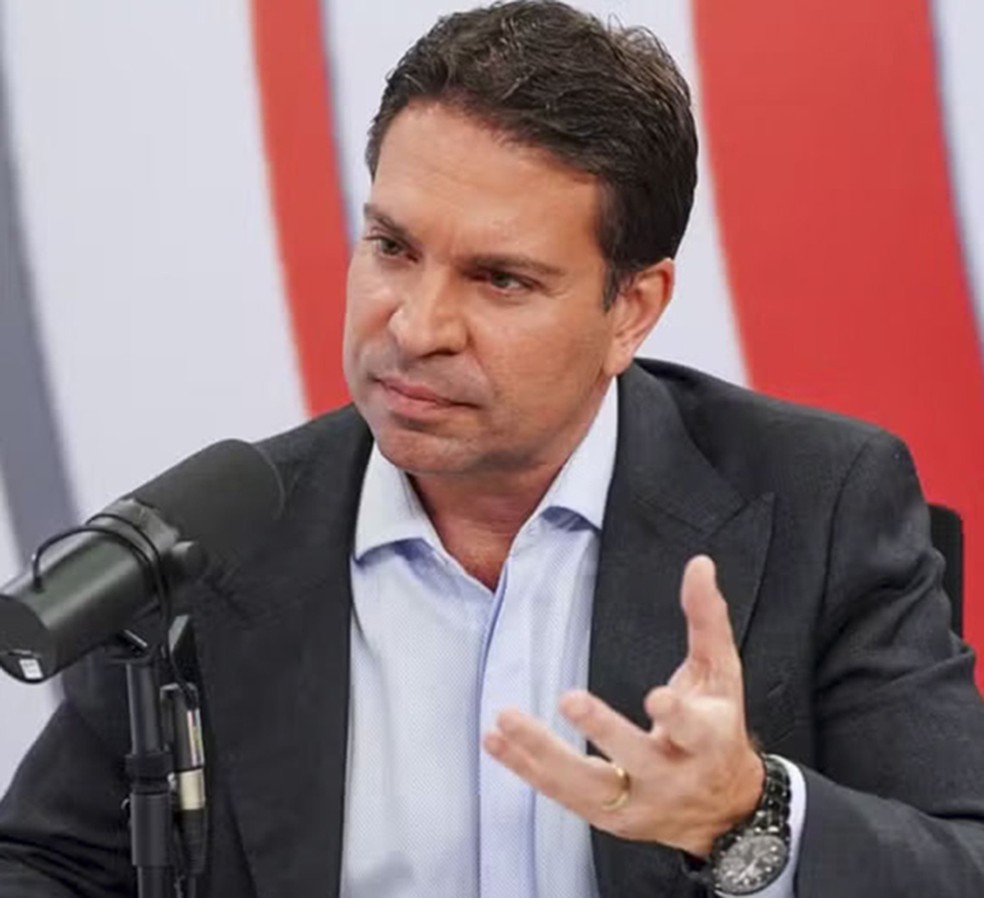 bralternativo_'s tweet photo. 🚨🇧🇷 O ex-deputado Alexandre Ramagem diz que Michelle Bolsonaro está “fazendo birra” por não ser escolhida como candidata no lugar do Flávio Bolsonaro:

“Michelle Bolsonaro trouxe um assunto de sete meses atrás para prejudicar Flávio Bolsonaro, porque ela não quer entrar na campanha, fica fazendo birra. Ela queria ser a candidata, não aceitou a decisão do marido e saiu para prejudicar o senador Flávio.”