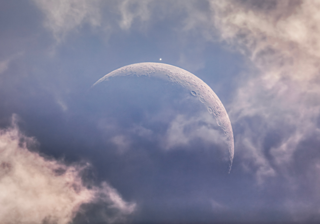 Rainmaker1973's tweet photo. Stunning daytime Moon meets Venus before the lunar occultation.

[📸 Debra Ceravolo] https://t.co/rMm1FSwjwd