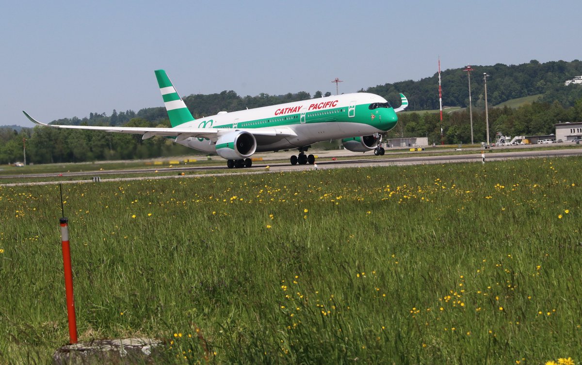 MT111tmd123's tweet photo. During one of the #Airside Tours of @zrh_airport I had the pleasure to see and get some amazing pictures of the 1980s #RetroJet @cathaypacific @Airbus #A350-900! https://t.co/XOjXA5mUkn