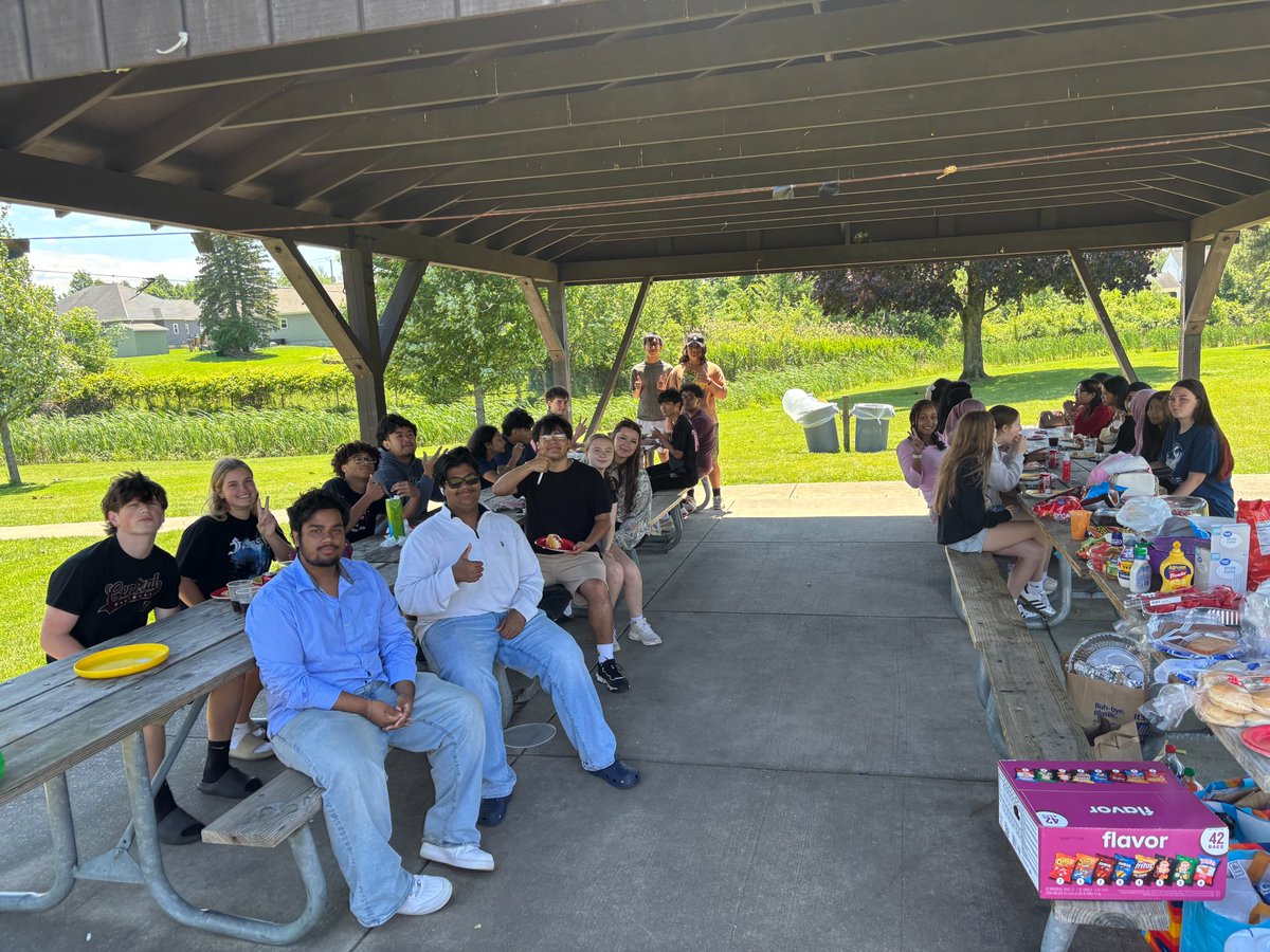 CheektowagaCSD's tweet photo. The Senior National Honor Society recently held its annual sendoff picnic at Losson Park. Members gathered to celebrate their seniors and wish them the best as they head off to college and new adventures ahead! https://t.co/C8LAf79a8H