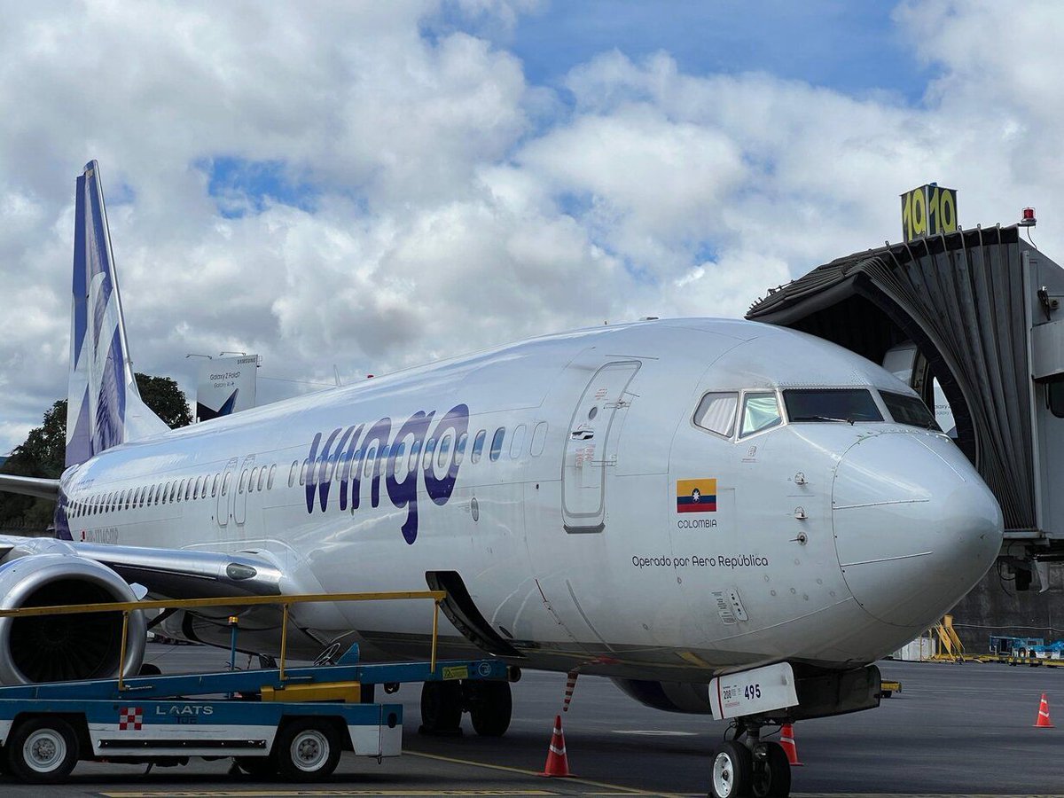 hechoengt's tweet photo. Las dos ciudades de la eterna primavera, ya tienen vuelo directo

Desde hoy, la Ciudad de Guatemala y Medellín están conectadas sin escalas. Wingo inauguró este jueves su nueva ruta directa entre ambas capitales, con tres frecuencias semanales los martes, jueves y sábados. El vuelo dura menos de tres horas y convierte a la aerolínea colombiana en la única que opera esta conexión directa.

La ruta llega para responder a una demanda real: para 2026, Wingo proyecta mover más de 58,000 pasajeros entre Colombia y Guatemala, frente a los 21,000 que registró hasta octubre del año pasado. Los tiquetes arrancan desde US$76 por trayecto e incluyen tasas e impuestos. Esta es la segunda ruta de Wingo desde La Aurora, luego de la conexión con Bogotá inaugurada en 2025.

Los vínculos entre Guatemala y Medellín van mucho más allá del turismo: EPM, empresa pública antioqueña, opera en el país a través de la Empresa Eléctrica de Guatemala desde 2010. Ahora, con vuelo directo, el intercambio tiene alas propias.

Fuente: La Hora