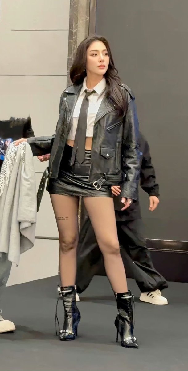 Samvezra's tweet photo. I’ve been a pop girlie type of fan for years, but these days it’s two Thai actresses living rent-free in my head. 

@malisorn00 @sonyasarann https://t.co/UJRQFyjcZ0