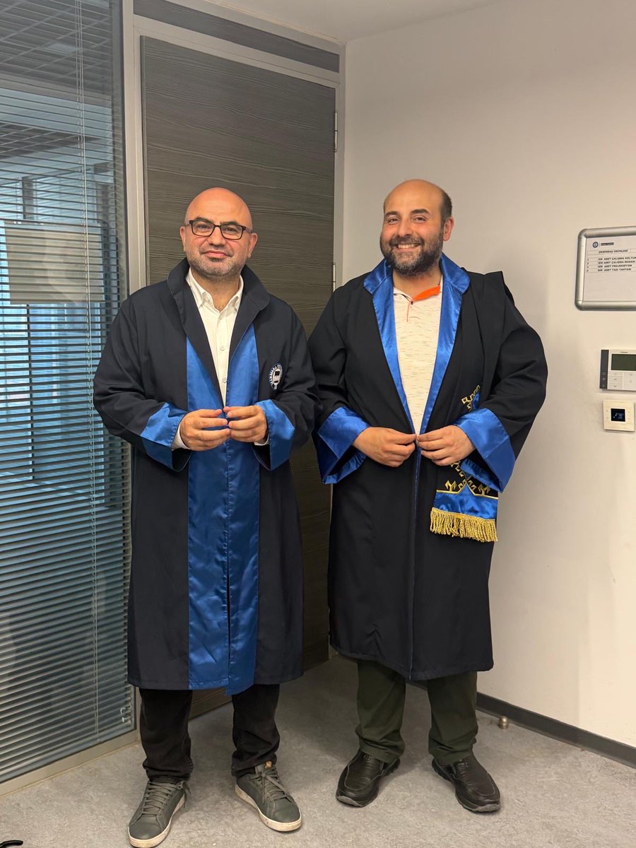 alimuratkirik's tweet photo. Tez danışmanlığını yaptığım Kişilerarası İletişim programı doktora öğrencim, @cnnturk #Haber Koordinatörü @idrisarikan, tezini başarıyla savunarak doktor ünvanını almaya hak kazanmıştır. https://t.co/R5wBgTM0zO