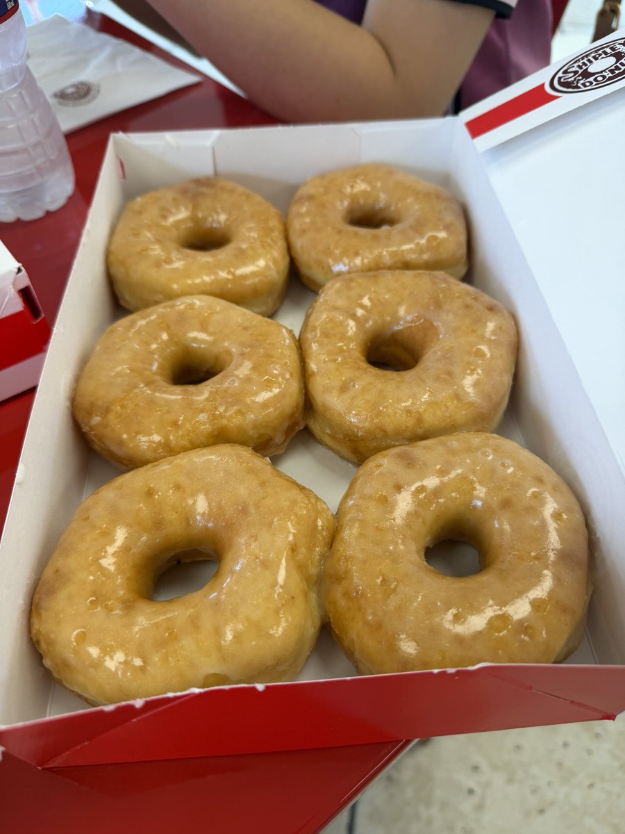 LUFC1992_v2's tweet photo. Ok so I think I may be addicted to Kolaches / Klobasniks for breakfast. Somebody needs to start doing them in the UK!

@ShipleyDo_Nuts was the perfect pit stop before the long drive to New Orleans. 

And as for the hot glazed donuts… 😍 https://t.co/VUYNCbxNIj