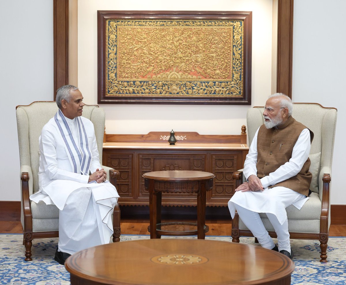 PMOIndia's tweet photo. Governor of Gujarat, Shri @ADevvrat met Prime Minister @narendramodi today. https://t.co/Ztq1qweGTE