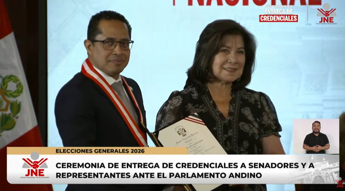 Aderly's tweet photo. 🚨#AHORA | Martha Chávez recibe su credencial de Senadora. https://t.co/q2jnVmjdfN