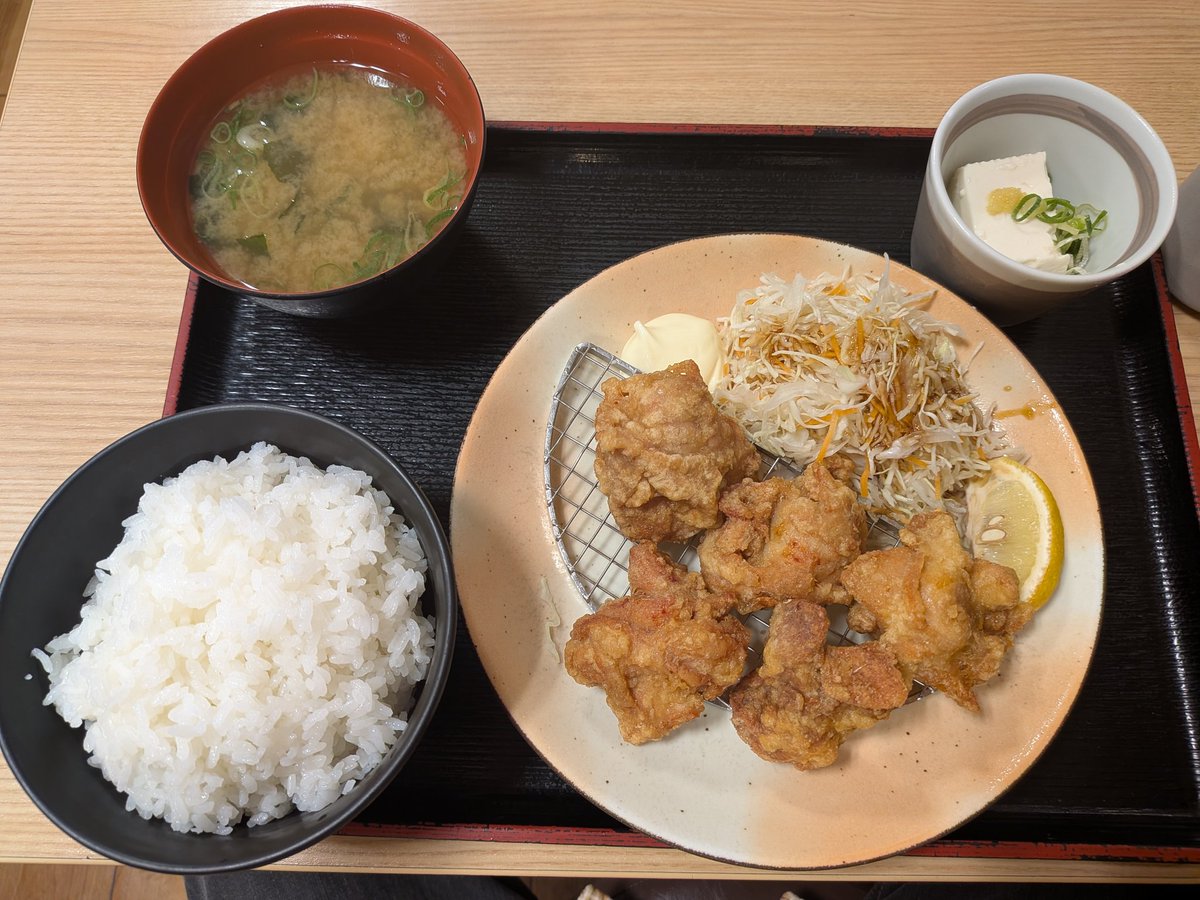 Ronfushin's tweet photo. 昨日の最後の患者が弟子だったので夕食を食べになんばへ…ザめしや24千日前で唐揚げ定食を食べる！
#ザめしや24千日前店 
#唐揚げ定食
#なんば
#千日前
#ミナミ https://t.co/IQO7Al4EeZ