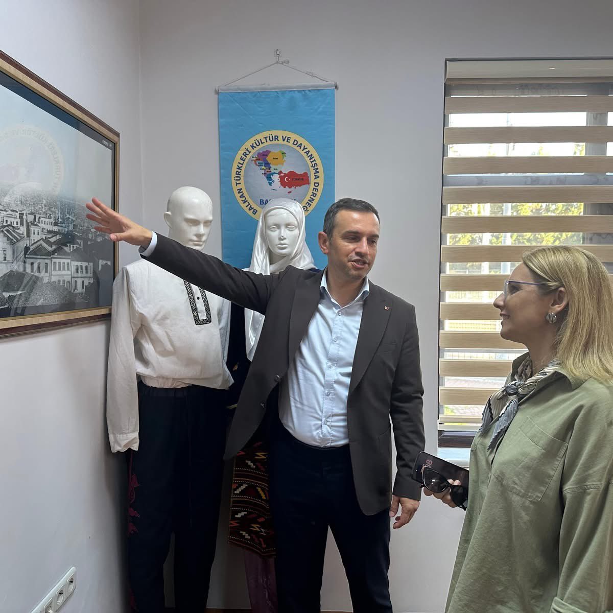 bernaabis's tweet photo. Kocaeli Balkan Türkleri Derneği’nin misafiri olarak Balkan Kültür Evi’ni ziyaret ettik. Ortak tarihimizin, kültürel mirasımızın ve Balkan coğrafyasından taşıdığımız değerlerin yaşatıldığı bu anlamlı mekânda yapılan çalışmaları yerinde inceleme fırsatı bulduk.

Misafirperverlikleri için Kocaeli Balkan Türkleri Derneği yönetimine teşekkür ediyor, kültürel bağlarımızı güçlendiren çalışmalarında başarılar diliyoruz.
