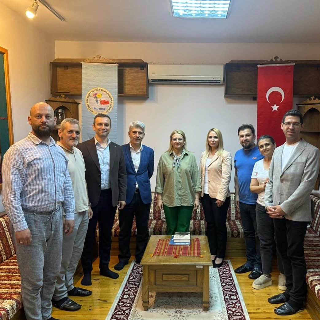 bernaabis's tweet photo. Kocaeli Balkan Türkleri Derneği’nin misafiri olarak Balkan Kültür Evi’ni ziyaret ettik. Ortak tarihimizin, kültürel mirasımızın ve Balkan coğrafyasından taşıdığımız değerlerin yaşatıldığı bu anlamlı mekânda yapılan çalışmaları yerinde inceleme fırsatı bulduk.

Misafirperverlikleri için Kocaeli Balkan Türkleri Derneği yönetimine teşekkür ediyor, kültürel bağlarımızı güçlendiren çalışmalarında başarılar diliyoruz.
