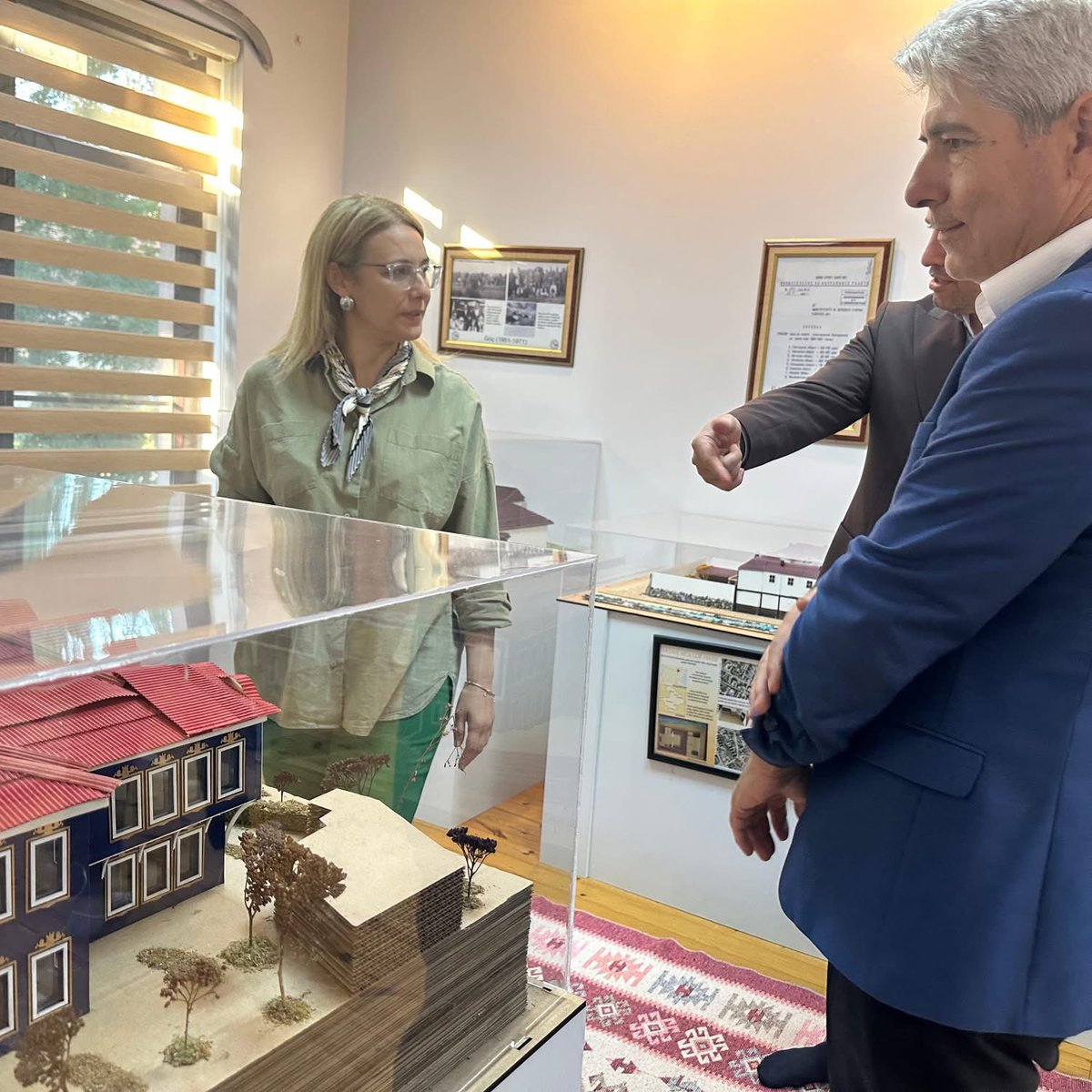 bernaabis's tweet photo. Kocaeli Balkan Türkleri Derneği’nin misafiri olarak Balkan Kültür Evi’ni ziyaret ettik. Ortak tarihimizin, kültürel mirasımızın ve Balkan coğrafyasından taşıdığımız değerlerin yaşatıldığı bu anlamlı mekânda yapılan çalışmaları yerinde inceleme fırsatı bulduk.

Misafirperverlikleri için Kocaeli Balkan Türkleri Derneği yönetimine teşekkür ediyor, kültürel bağlarımızı güçlendiren çalışmalarında başarılar diliyoruz.