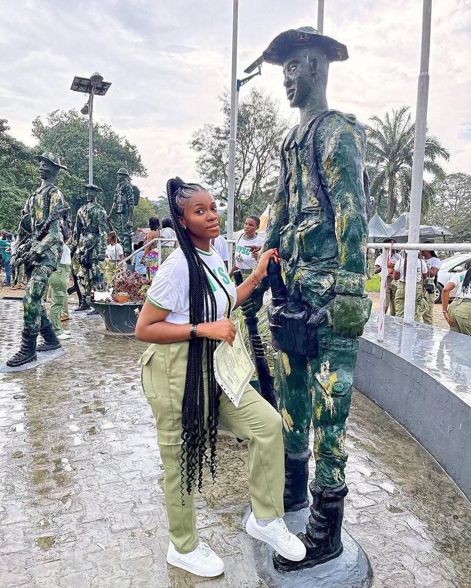 goatedvictor's tweet photo. This girl hold army man for prick? https://t.co/RrTGUH7X68