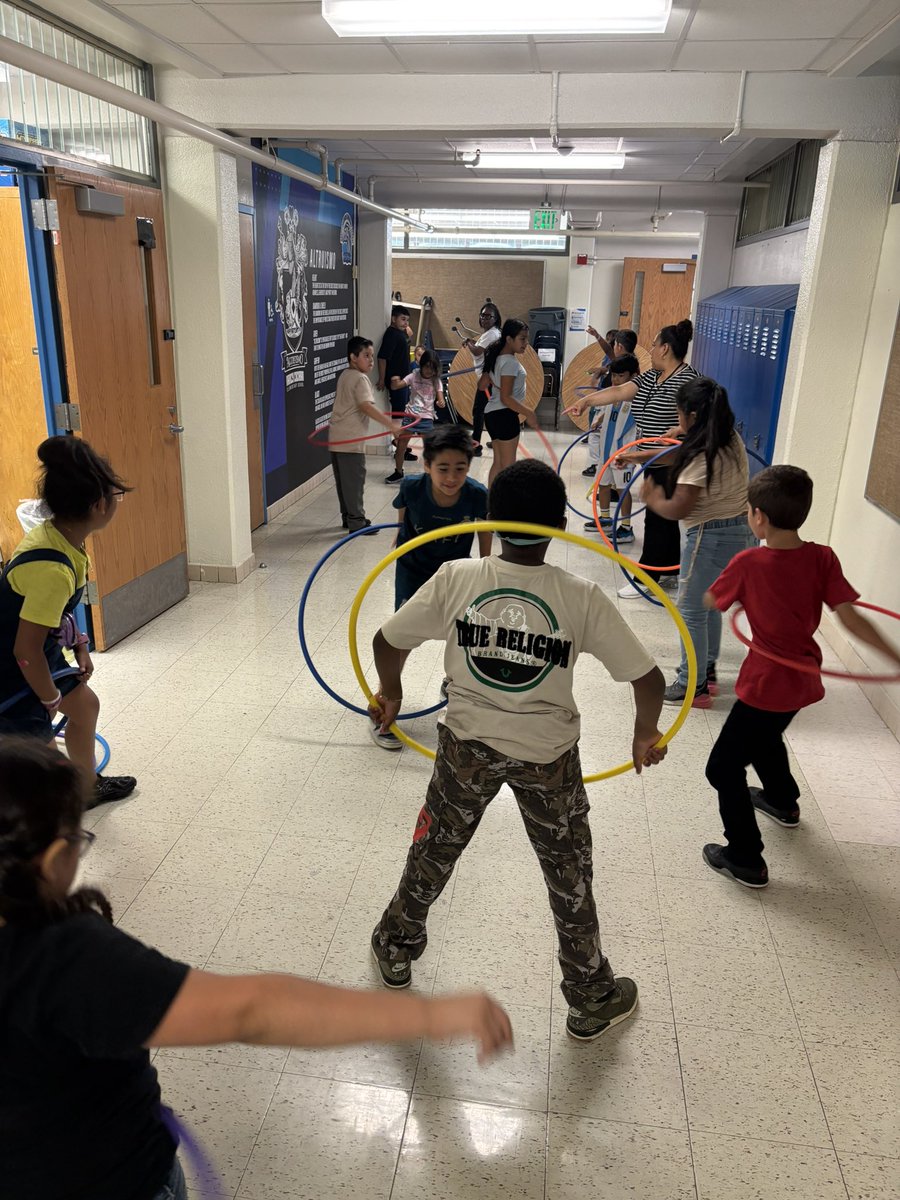 AngelaP43201842's tweet photo. Summer cool has hoops @DisdELO #ExtendedLearning #DISDELO #SummerCool2026 #SnapAndShareThursday https://t.co/Dffh3UU6I8
