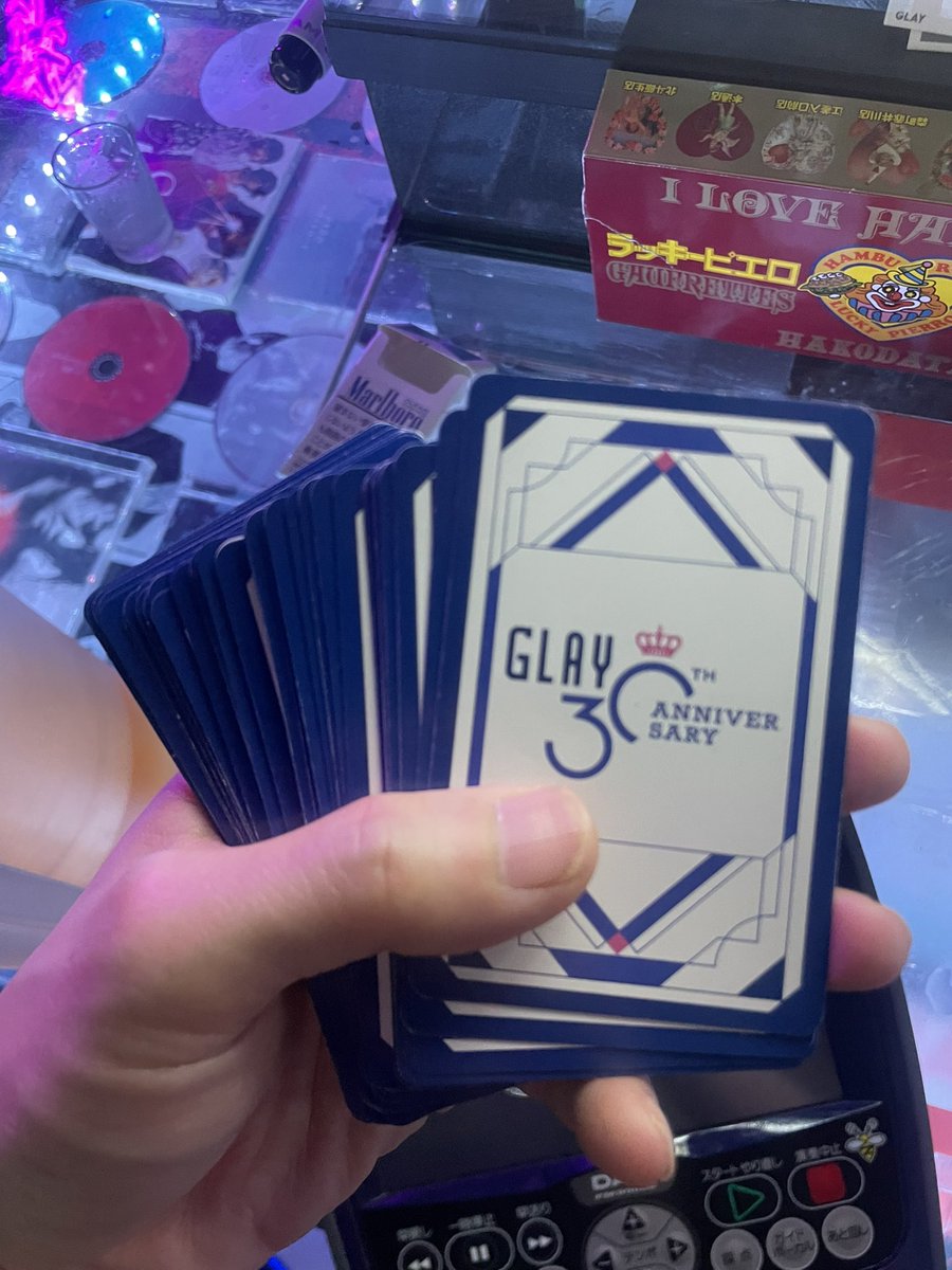 howebar's tweet photo. こんばんは^ - ^
遊です✨
joker gameとblackjackで見事に連敗したJohn😂
テウンもGLAYを好きになってくれて嬉しいです👍✨
そして今年のBBQは初の屋上開催🔥
恒例の場所とはまた違った特別な時間になりそうです😊夏の楽しみを思い浮かべながら今夜も乾杯🔥
#GLAY
#歌舞伎町バー
#新宿バー
#飲み放題 https://t.co/iIGX4wjqEd