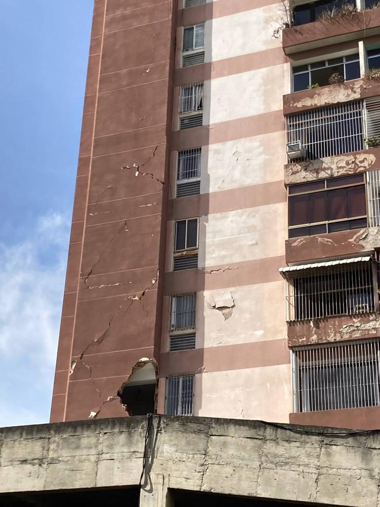 misanaudiz_'s tweet photo. Asi quedó el edificio del centro metropolitano en Chacao. El edificio se ve de mi casa. https://t.co/0JtPUEcEqw