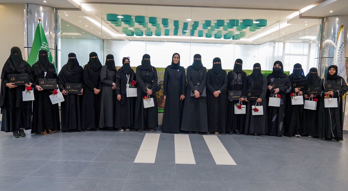 MOE_EPR's tweet photo. كرمت مدير عام التعليم بحضور وكيل الوزارة لتنمية قدرات الطلاب ومدير عام الإدارة العامة لبرامج ذوي الإعاقة الطلبة الفائزين في أولمبياد العلوم والرياضيات الوطني «نسمو»، إلى جانب تكريم المدربين المركزيين لبرنامج سفير الحياة للإسعافات الأولية؛ نظير جهودهم في تعزيز ثقافة السلامة ورفع جاهزية الميدان التعليمي.

#تعليم_الشرقية