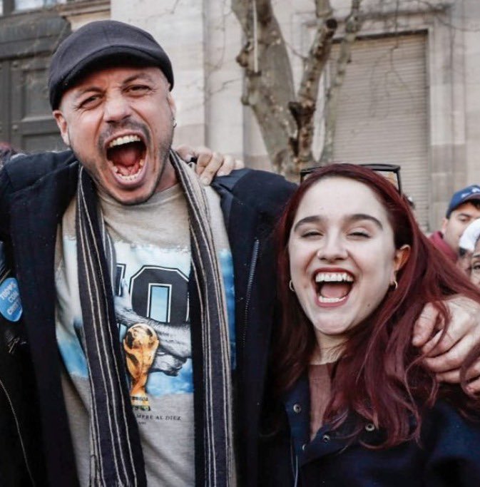 Tomidiazcueto's tweet photo. Parece que el feminismo viene callando hace rato sus violentos y abusadores. 
Nacho Levy era la pareja de Gloria Carra, madre de Angelita Torres.

La misma que declaraba hace años que tenía problemas con las pareja de su madre pero que eligió callar e irse.

Un tipo con amistades como Pedro Rosemblat, Grabois, Ofelia Fernández… un verdadero aliade.

Y pensar que hace días atrás estos hipócritas de cuarta y el feminismo culpaban a los hombres por no hablar con sus amigos, cuando entre ellos/ellas encubren sus violentos.