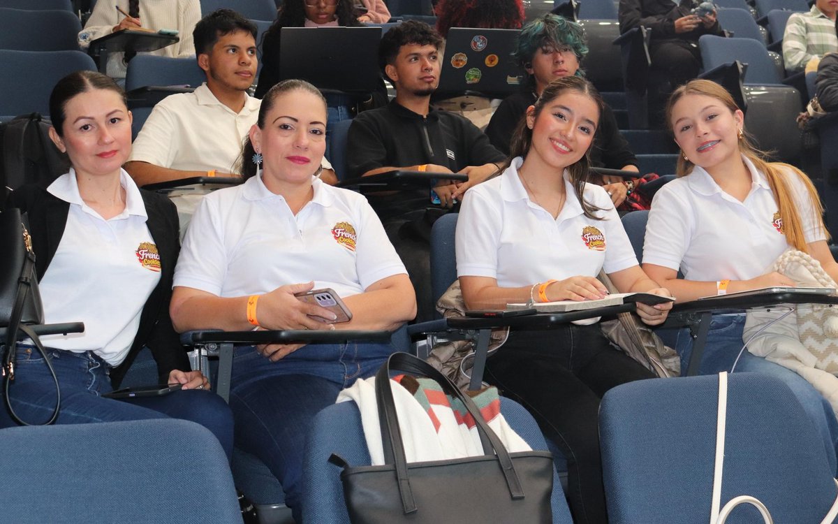 invimacolombia's tweet photo. Durante este encuentro, los asistentes conocen las funcionalidades y beneficios de nuestra nueva plataforma, diseñada para simplificar y automatizar trámites, facilitar el acceso a mercados y fortalecer el crecimiento de sus emprendimientos. @Jfroaoficial 
#ConDignidadCumplimos https://t.co/nqrxPGvbpf