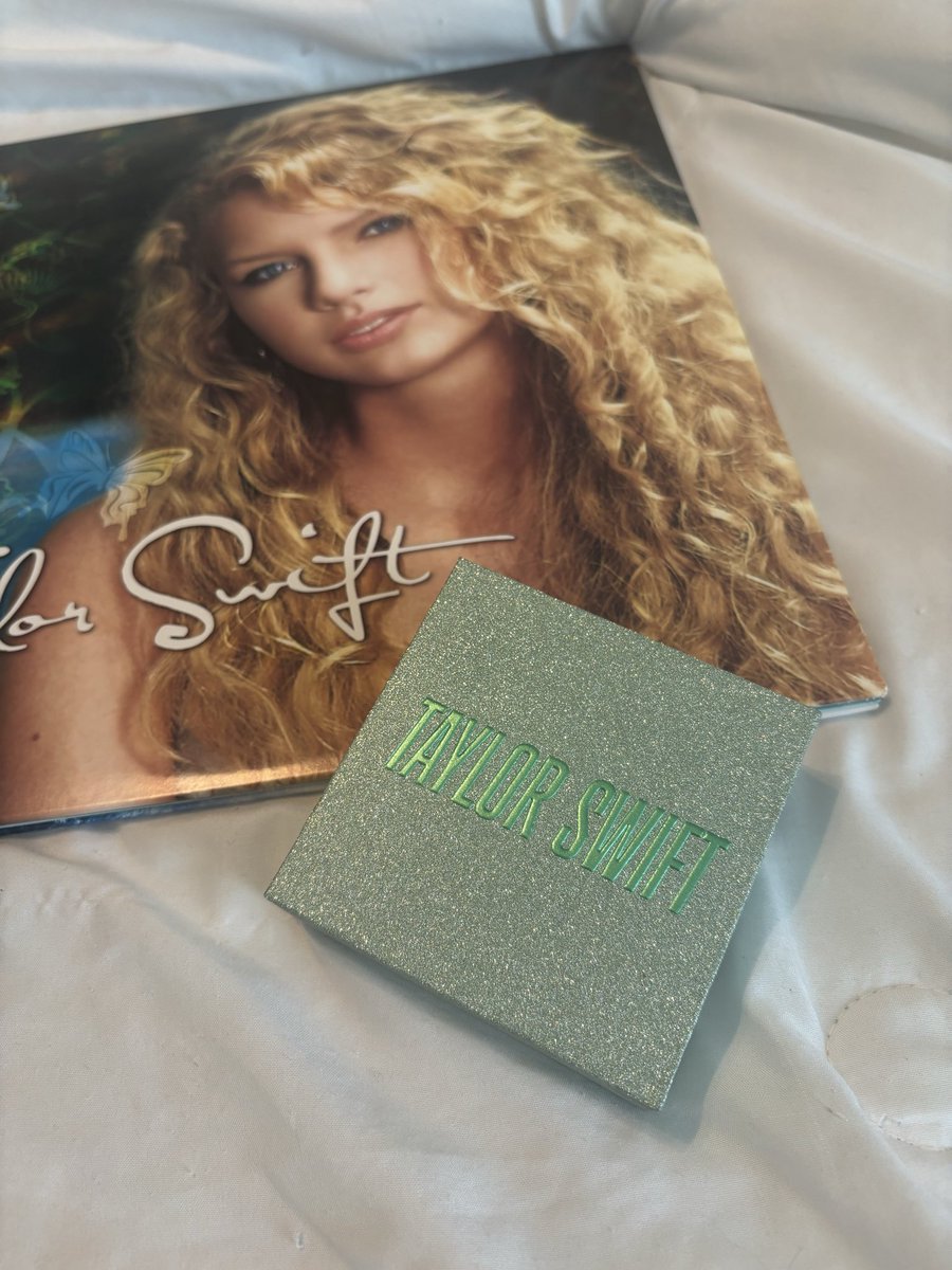 SeaChelll13's tweet photo. Are you kidding me!? This ring is insane! 😍#TSSummerCollection #debutation https://t.co/h4n3XCcfao