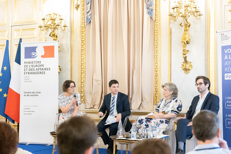 CdCMAE's tweet photo. #18eRencontreSécurité – Table ronde « Nouveaux horizons de la confrontation géopolitique dans l’espace », animée par la directrice adjointe @francediplo_ASD Catherine Calothy, avec @GuilhemPenent de @Armees_gouv, @paulwohrer de @IFRI_ et Agnès Romatet-Espagne, directrice des affaires internationales, stratégiques et technologiques au #SGDSN.