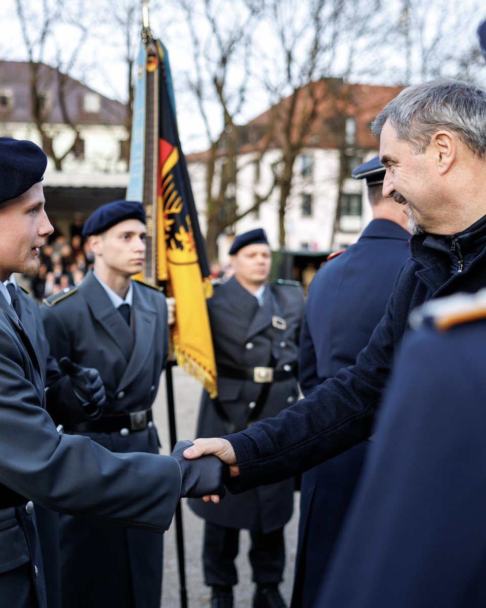 Markus_Soeder's tweet photo. Unser Einsatz hat sich gelohnt: Die Landeskommandos der #Bundeswehr bleiben erhalten. Die Zusicherung von Verteidigungsminister Boris Pistorius heute am Rande der #MPK ist ein wichtiges Signal in unsicheren Zeiten. Damit wird die zivil-militärische Zusammenarbeit gestärkt statt geschwächt. Bayern ist enger Partner der Bundeswehr. Wir stärken unsere Soldatinnen und Soldaten, wo wir nur können: durch ein eigenes Bundeswehr-Gesetz, die Zusammenarbeit mit Hochschulen, öffentliche Gelöbnisse, Investitionen in Infrastruktur und freie Eintritte am Veteranentag. Wir fördern die enge Zusammenarbeit bei der Umsetzung des Operationsplan Deutschland und schätzen die Bundeswehr für ihre unbürokratische Hilfe etwa bei Katastrophenlagen. Die enge Verzahnung ist ein Gewinn für alle Seiten! (Foto 1: Archiv)