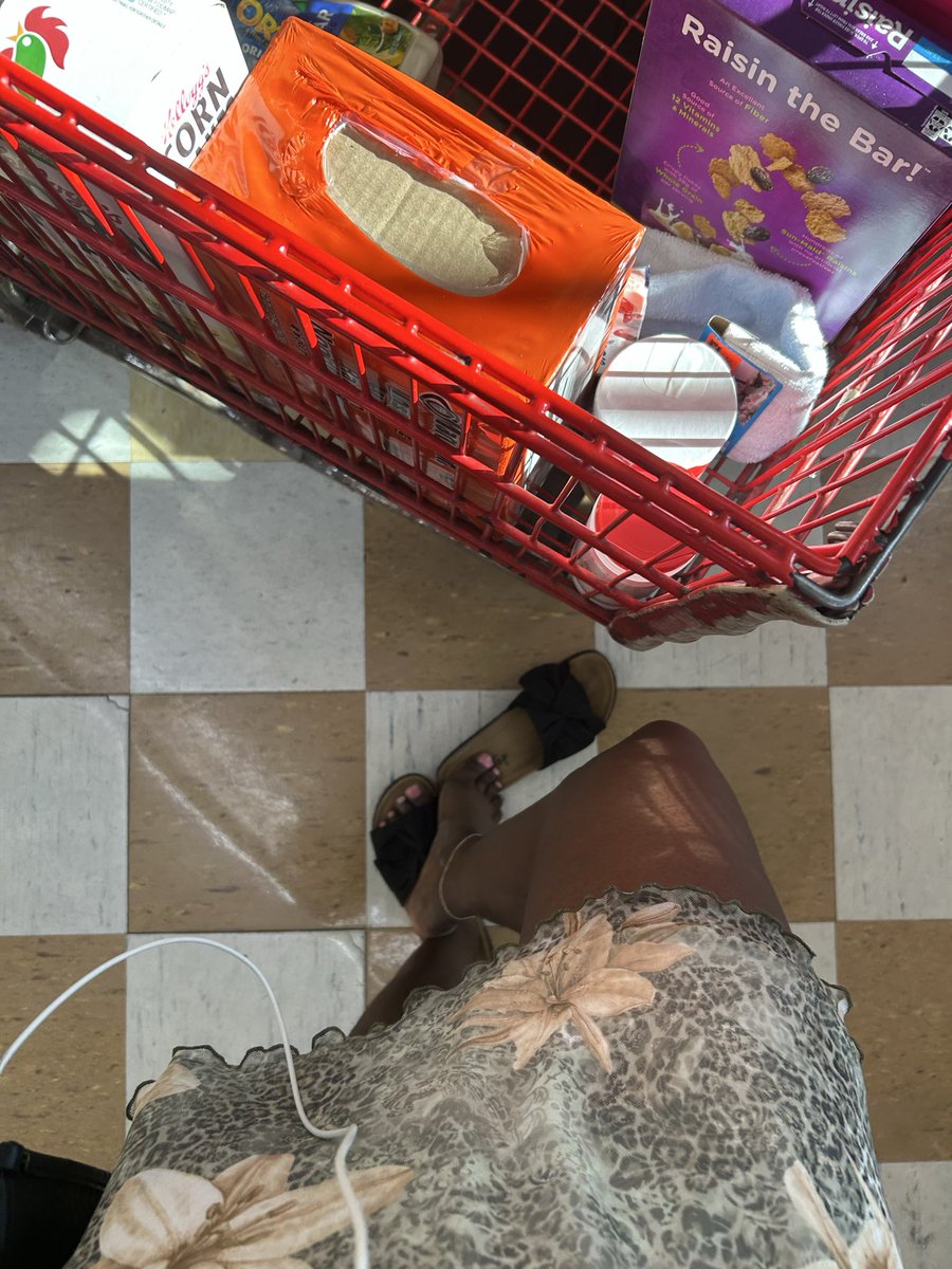 FootGoddessAry's tweet photo. Stocking up on my favorite salty and sweet cravings today.. but I know what you’re hungry for.😘🛒 #findom #feetfetısh https://t.co/8mvdEkBnw8