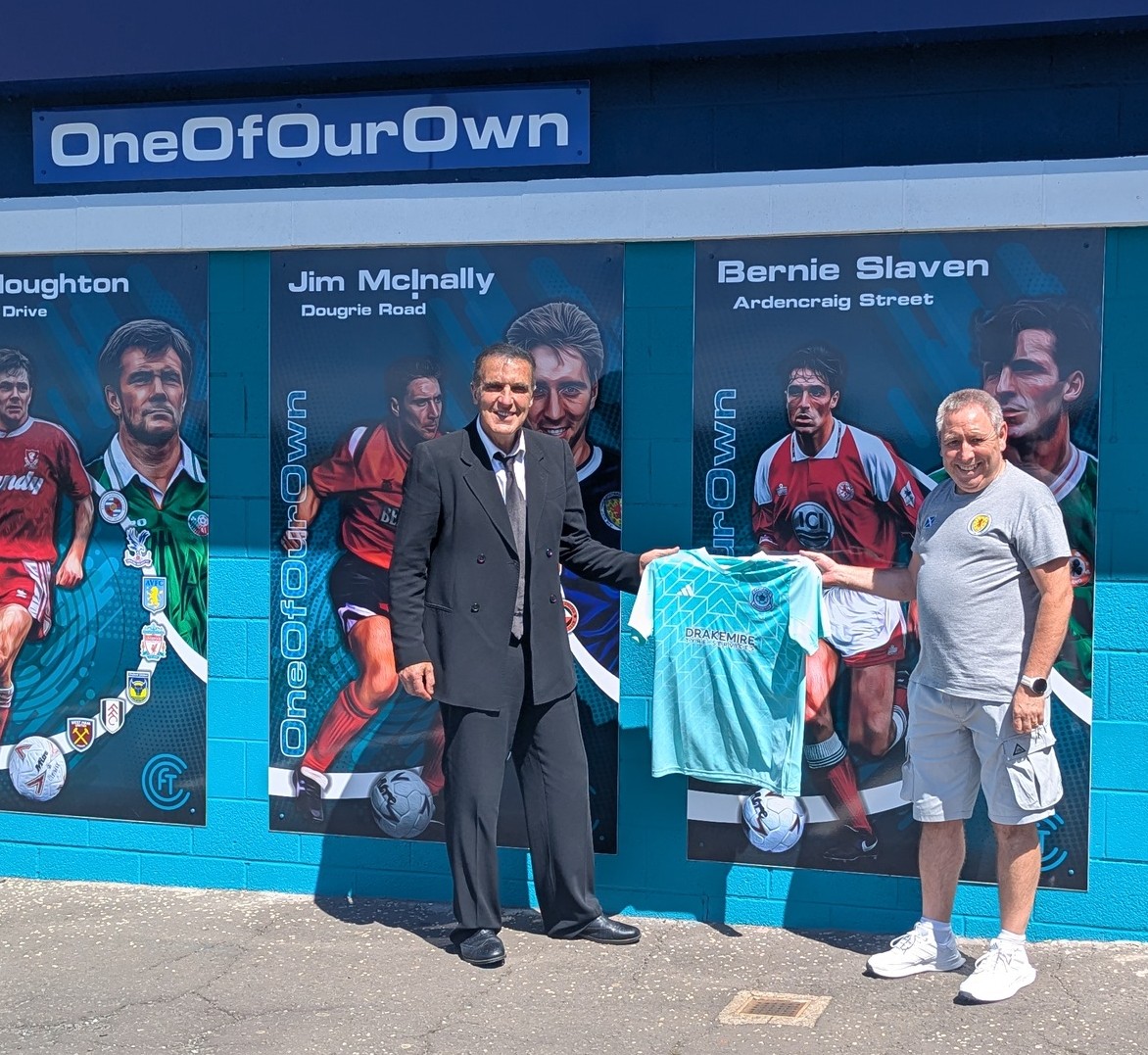 CmilkComFoot's tweet photo. We were visited today by One Of Our Own legend, @bernieslaven  who popped into see us on a trip back home, sadly for a funeral

We got the chance to show him around Barlia of which he has many memories of the old red ash pitches &amp; reminisced of his days staying in Ardencraig. https://t.co/MyQllCvUWj