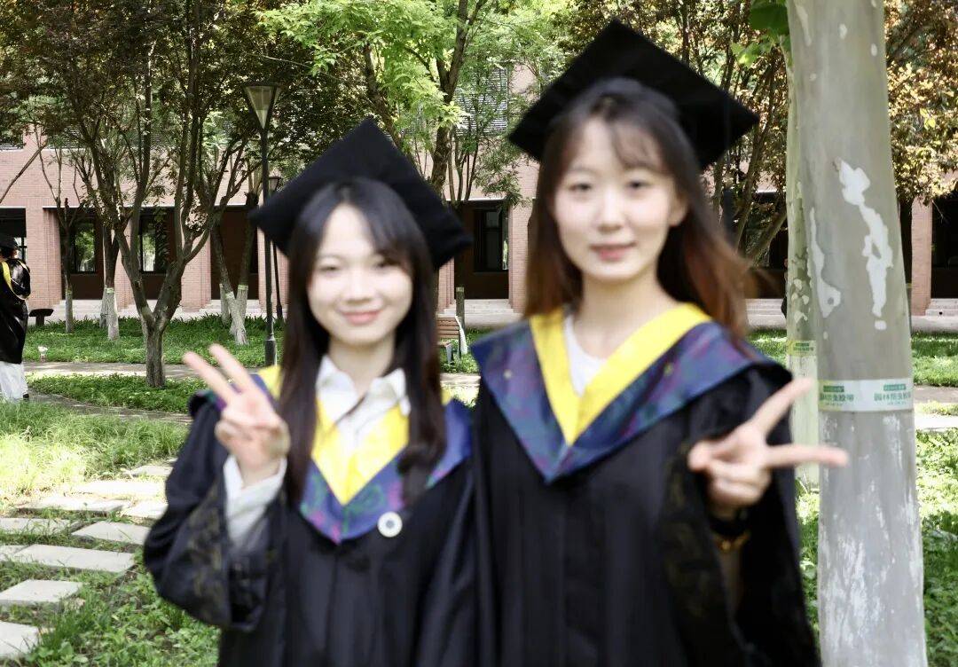 EsdrasNikiema's tweet photo. Graduation check  Wrapped up my uni days with the best crew — memories we’ll carry forever! https://t.co/7vHdXC2TQP
