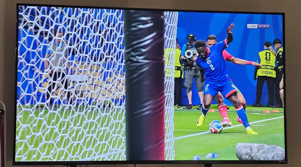 B494977B's tweet photo. @HuertasDean They rob Haïti the ball was out #Worldcup2026 https://t.co/X5NTTSKZMN