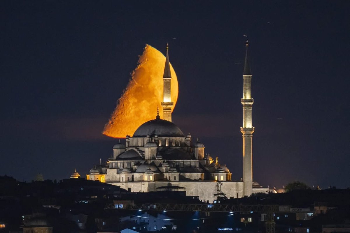 OrhanBaylan16i's tweet photo. Ay ve guneşin en çok yakistigi şehir İstanbul..
Fatih cami ve yarımay.
24.06.2026 https://t.co/kPC3JhkezM