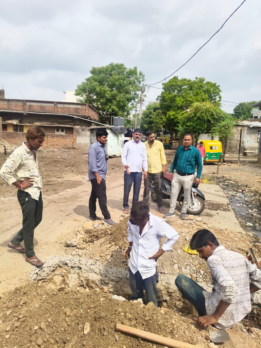 AshwinParmar86's tweet photo. 🚧 જનસુવિધા માટે સતત કાર્યરત... 🚧
આજરોજ મોડાસા શહેરના સર્વોદય નગર ખાતે રબારી વિસ્તાર પાસે આવેલ મુખ્ય માર્ગ પર આવેલી નીકના ગટરમાં જોઈન્ટ આપવાની કામગીરી વોર્ડના સાથી કોર્પોરેટરશ્રીઓ સાથે ઉપસ્થિત રહી કરાવવામાં આવી.
#Modasa #SarvodayaNagar #DevelopmentWork #ModasaNagarpalika #Ward3 https://t.co/ELY5fbG1DO