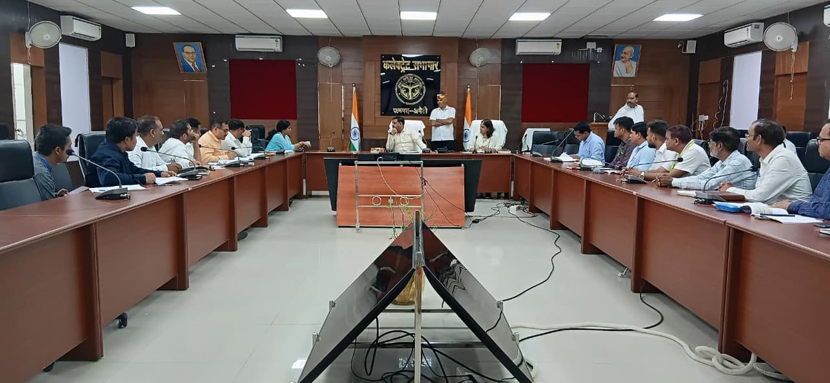 daynulmAmethi's tweet photo. जनपद अमेठी में जिलाधिकारी महोदय, की अध्यक्षता में पीएम स्वनिधि योजना की समीक्षा बैठक आयोजित की गई,
बैठक में जिलाधिकारी महोदय द्वारा निर्देशित किया गया कि पीएम स्वनिधि योजनांतर्गत बैंक स्तर पर लंबित आवेदनों को  दिनांक 30 जून 2026 तक स्वीकृत एवं वितरित किया जाए https://t.co/6dTZj8ue2e