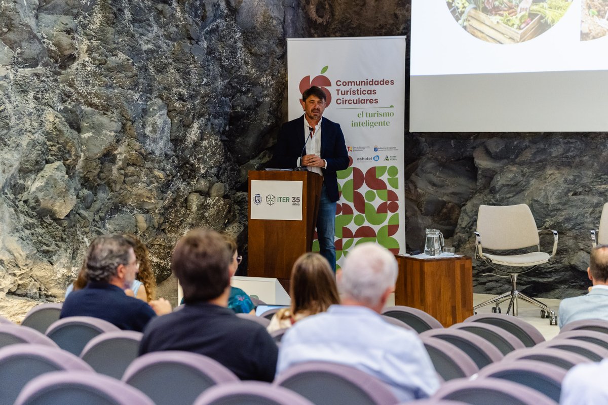 Ashotel's tweet photo. 🟤🟢Hoteleros y agricultores consolidan en Tenerife un modelo circular de éxito que revaloriza el territorio

Las I Jornadas de #ComunidadesTurísticasCirculares reúnen al sector público y privado en torno al compostaje de biorresiduos hoteleros

Más info 👉https://t.co/KZgPoNCTVA https://t.co/n8JNNQ6bvD