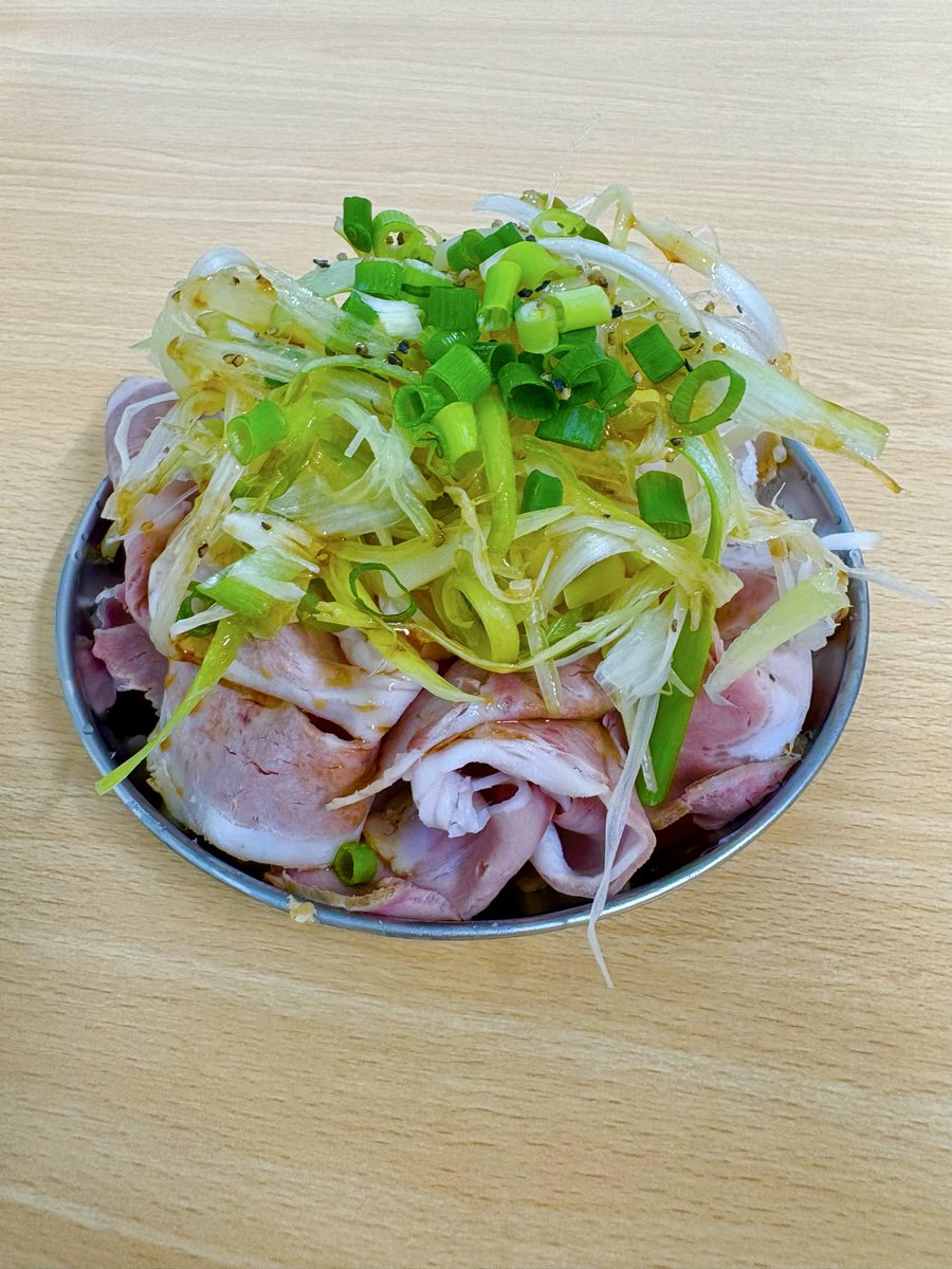 stapan888's tweet photo. おはようございます🌞
本日通常営業朝4時55分OPEN〜13時15分ラストオーダーです！！
リニューアル後は酒類はビールに＋角ハイボールとハイリキを増やしてつまみ盛りとねぎ焼豚の皿メニューも追加する予定です。
ご飯ものも増えます😘 https://t.co/UKDbPLHCCd